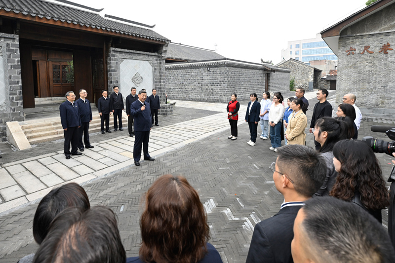 10月17日至18日，中共中央总书记、国家主席、中央军委主席习近平在安徽考察。这是17日下午，习近平在安庆桐城市六尺巷考察时，同当地居民和游客亲切交流。